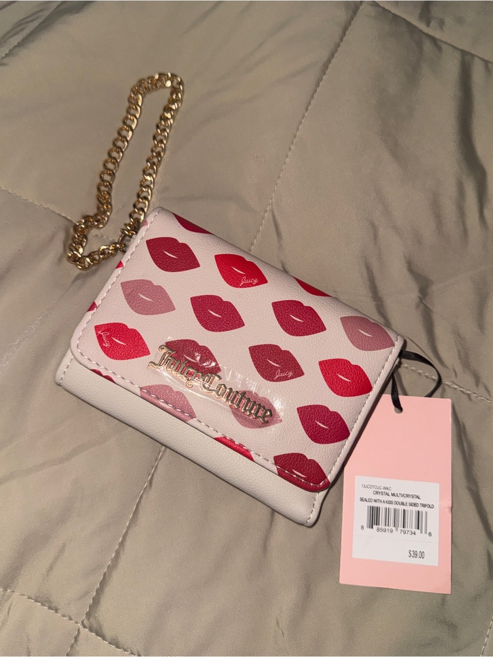 Juicy Couture White Wallet with Pink and Red Lip Print and Gold Chain - Picture 1 of 5